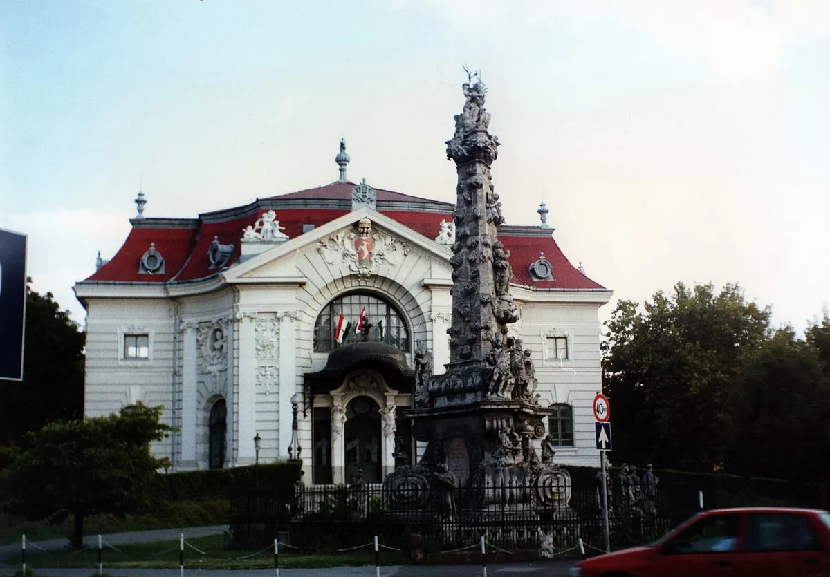 Kecskemét, Katona József színház, Szentháromság-oszlop