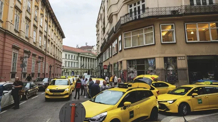 Nem tűrtek tovább: tüntetni kezdtek a fővárosban a taxisok