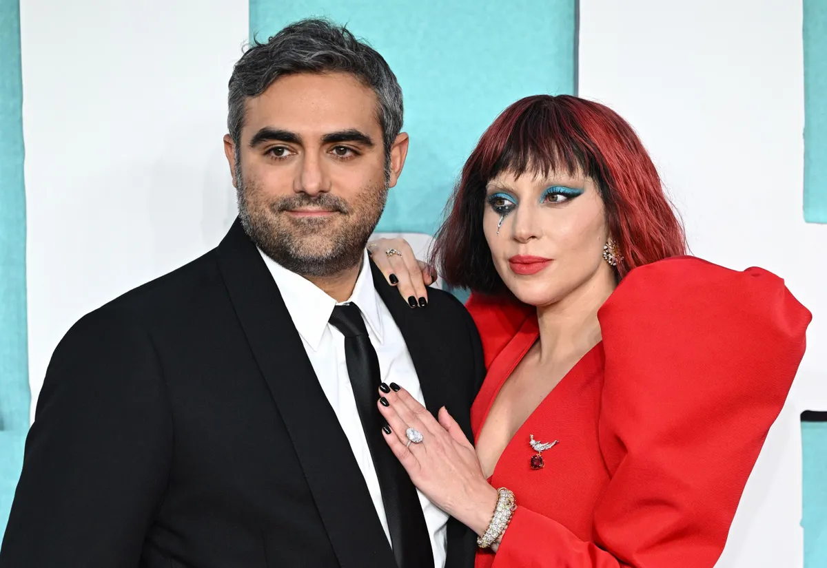 A legszebb eljegyzési gyűrűvel pózol Lady Gaga és Michael Polansky a Joker 2 premierjén