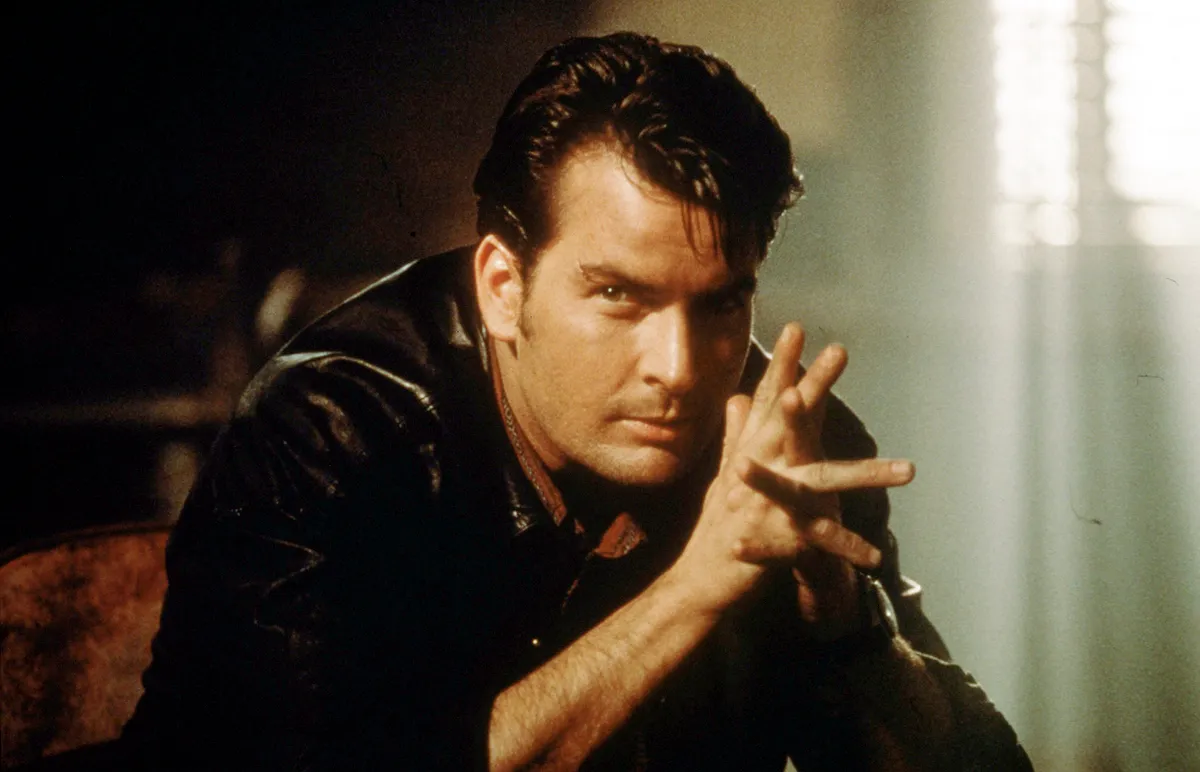 Charlie Sheen szivarral a kezében. 