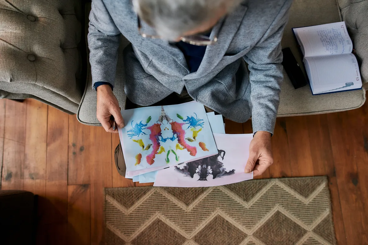 Színes és fekete-fehér foltok a Rorschach személyiségteszt során