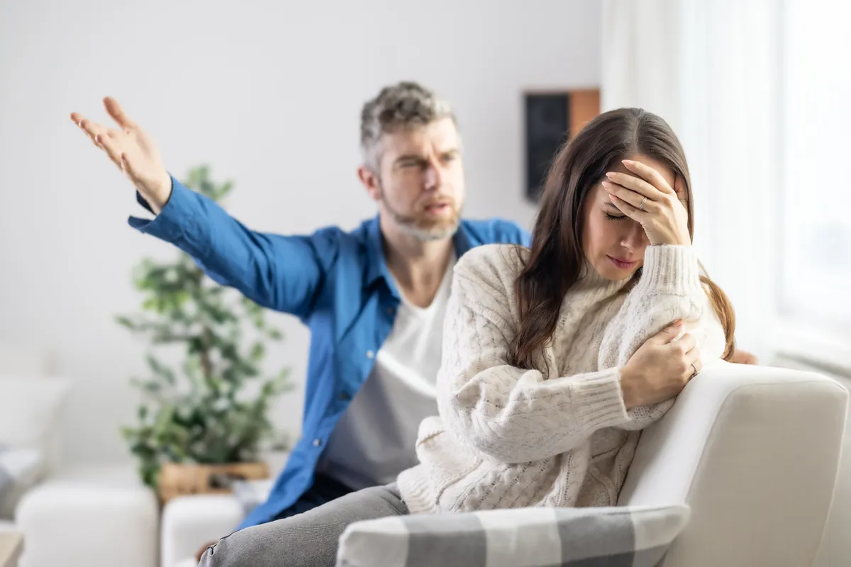 Veszekedő pár, aki valószínűleg fel fogja bontani az eljegyzését