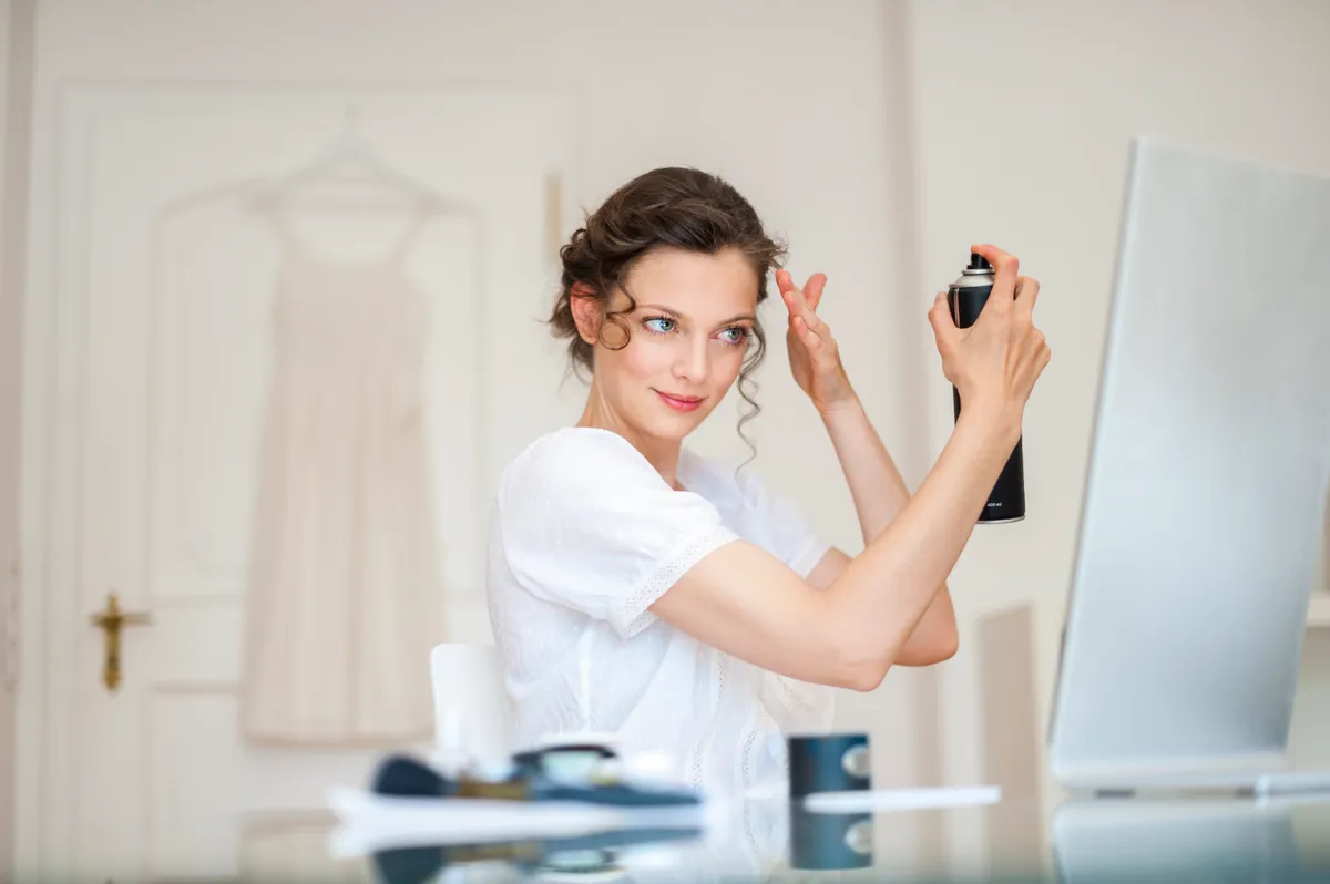 Fiatal lány, aki texturáló sprayt használ