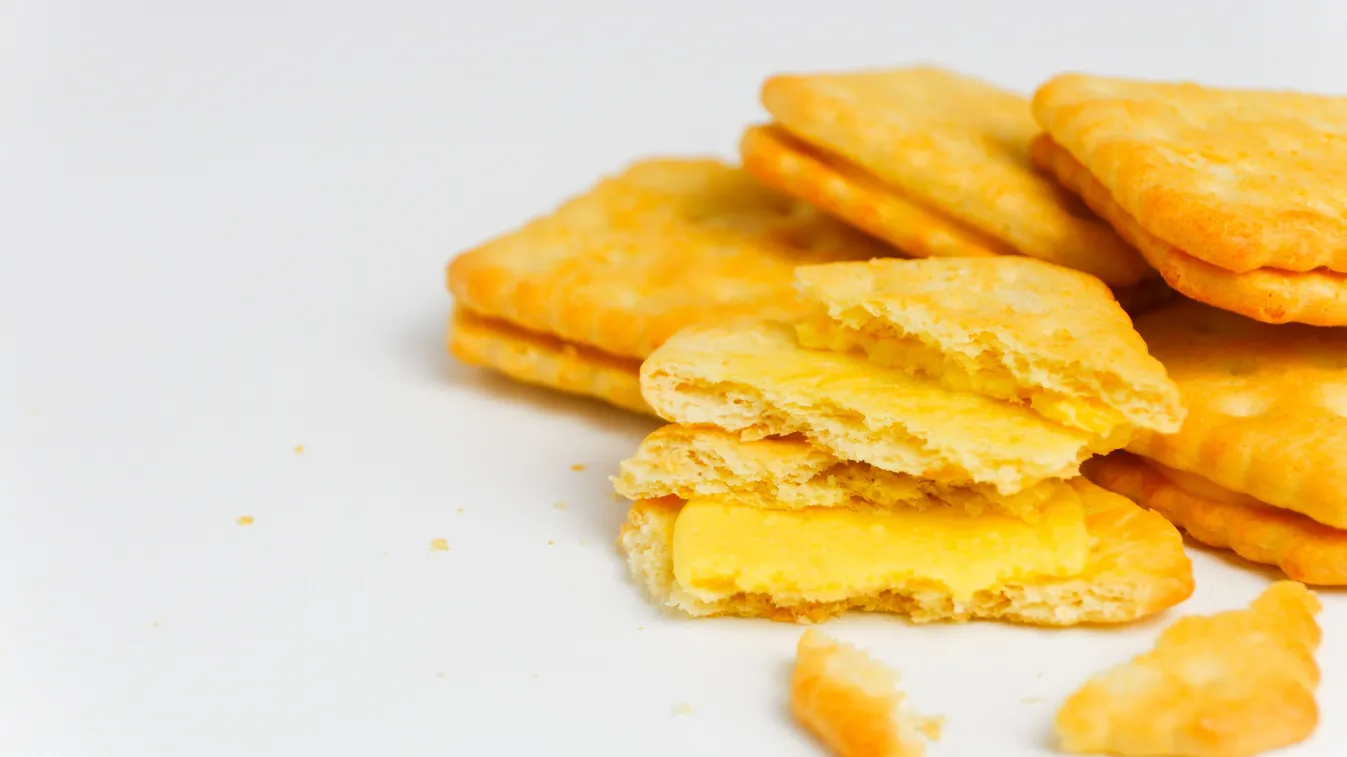 Váratlan vendéged van? Gyors bögrés sajtos kréker recept, amit bármikor összedobhatsz