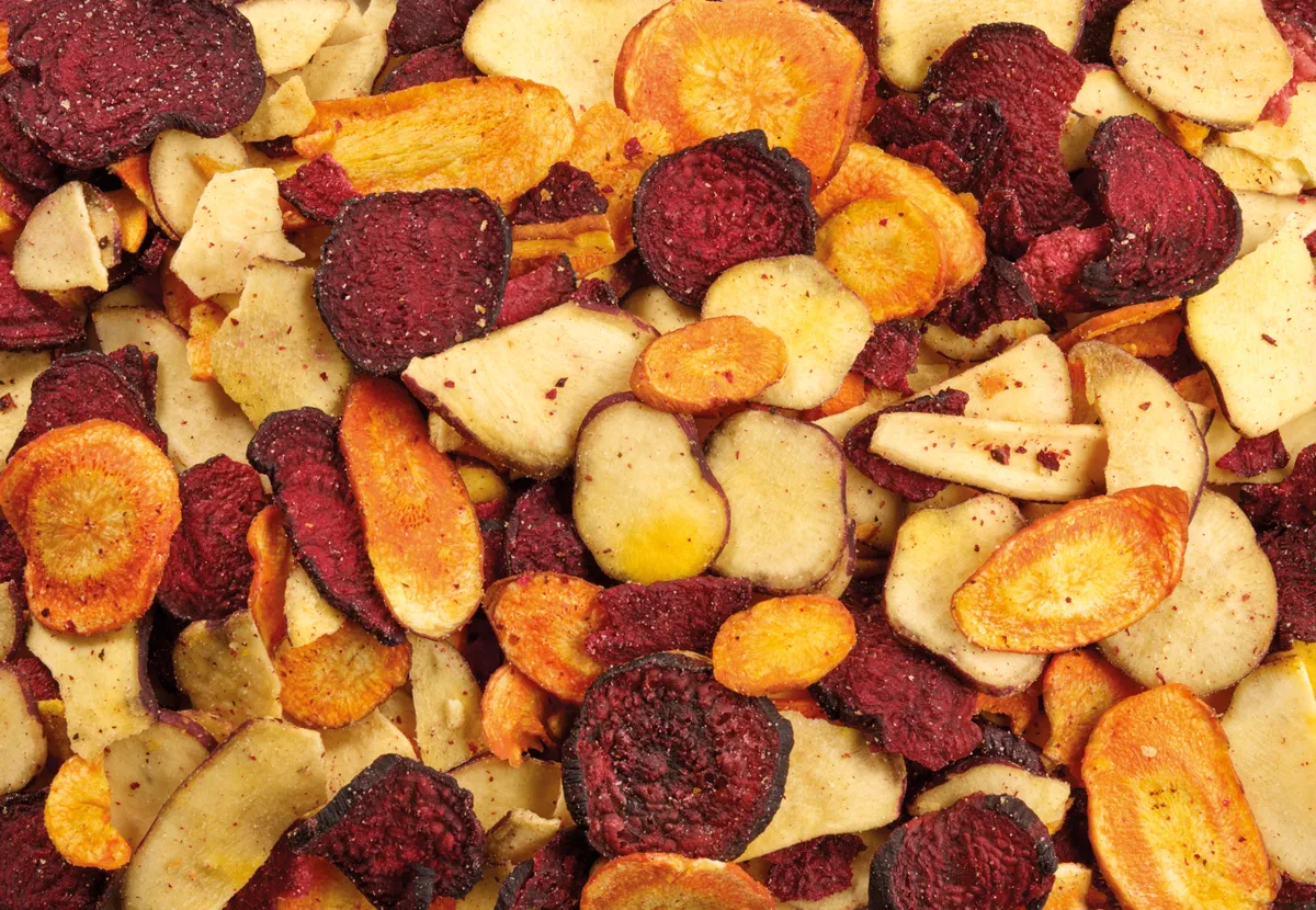 Zöldségchips, cékla, répa és krupli.