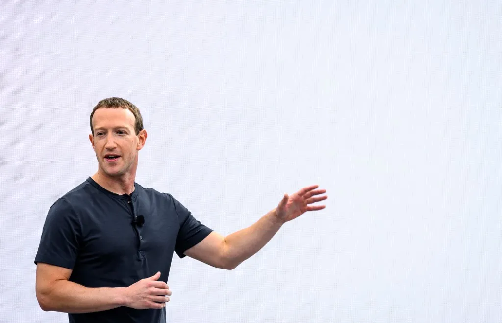 Mark Zuckerberg szerint azok az emberek, akik nem használnak okosszemüveget, a jövőben jelentős hátrányba kerülhetnek.