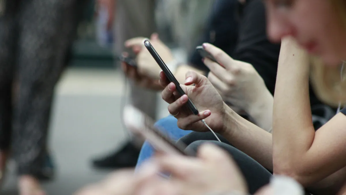 telefon, okostelefon, mobiltelefon, mobil, PIN-kód, hackerek, app, alkalmazás, SMS, elektromágneses sugárzás,