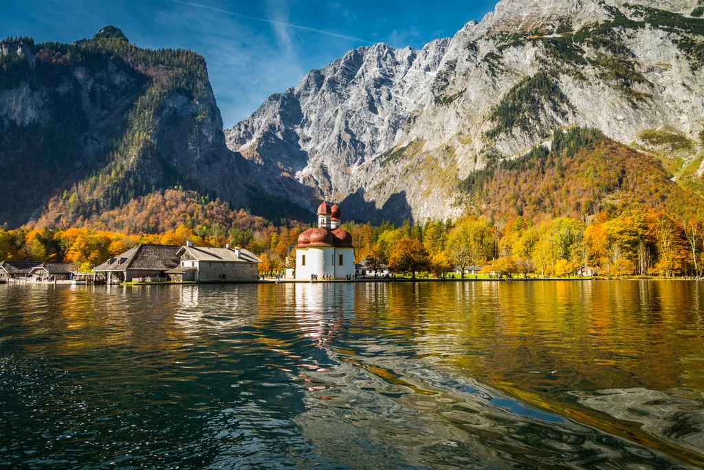 A német-osztrák határ közelében fekvő Königssee fjordszerű hegyi tava is elképesztő színeket ölt ősszel. A tó nevezetessége a partján épült vörös hagymakupolás Szent Bertalan-templom.