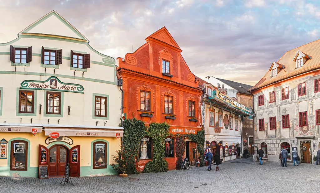 Cesky Krumlov fontos ipari és kereskedelmi település volt, amelynek haszna nagyszabású építkezéseket tett lehetővé. A városközpont két részből áll, a vár alatti területekből és a folyó túloldalán lévő tulajdonképpeni városból.