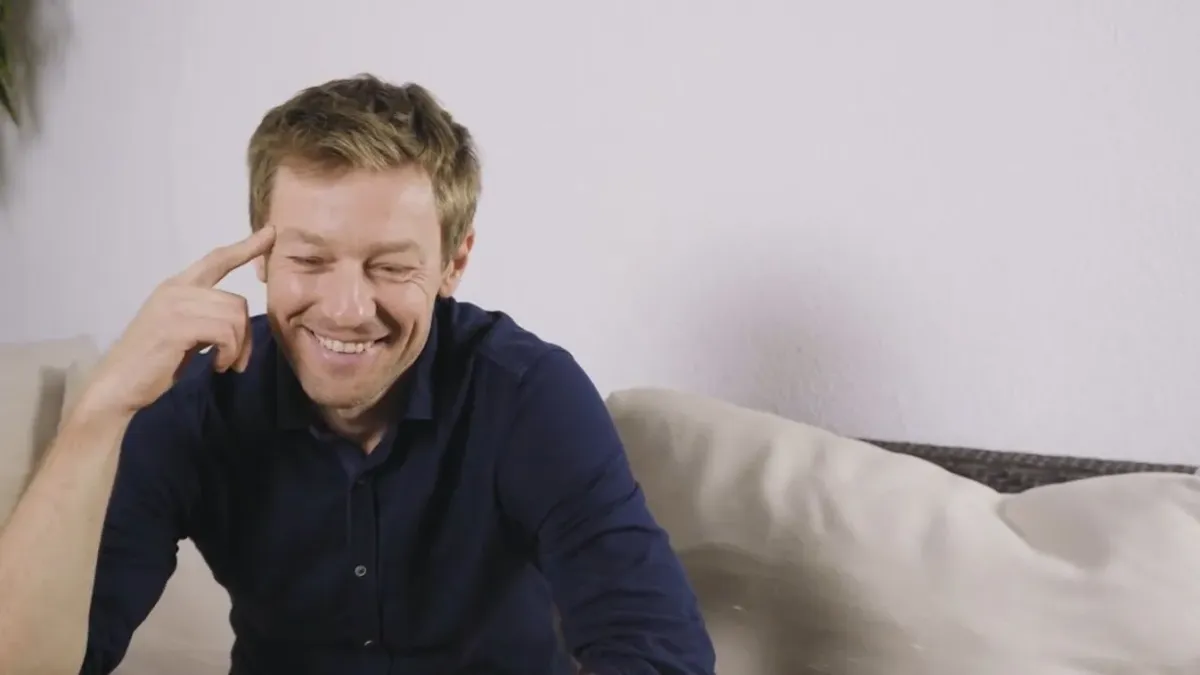 Száraz Dénes mosolyog