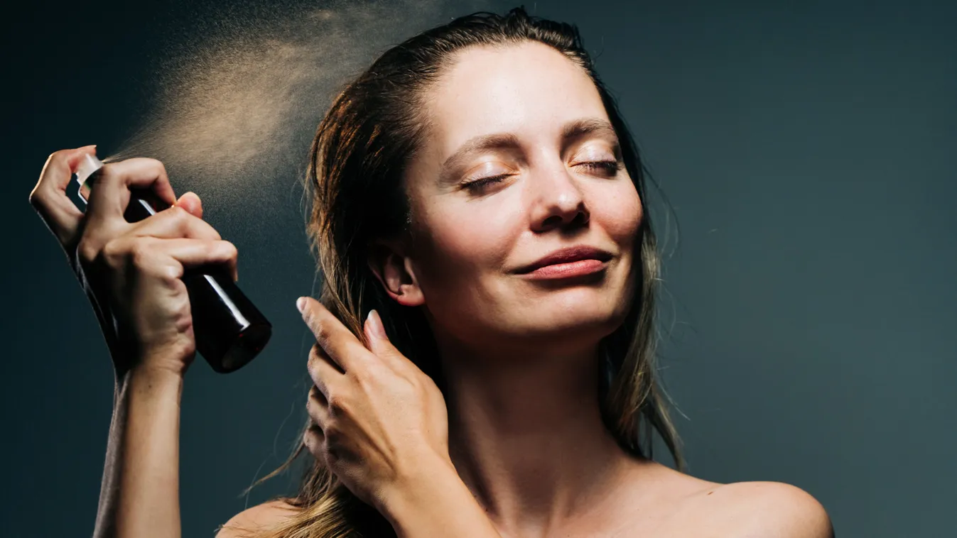 Fiatal nő, aki texturáló sprayt használ