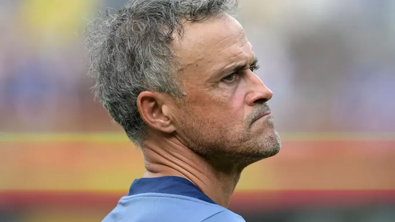 Hatalmas baleset érte, rohantak a kórházba a PSG vezetőedzőjével