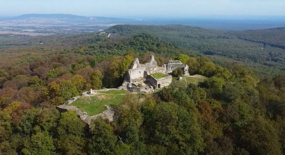 Keszthelyi-hegység, Tátika vár, kora őszi lombok
