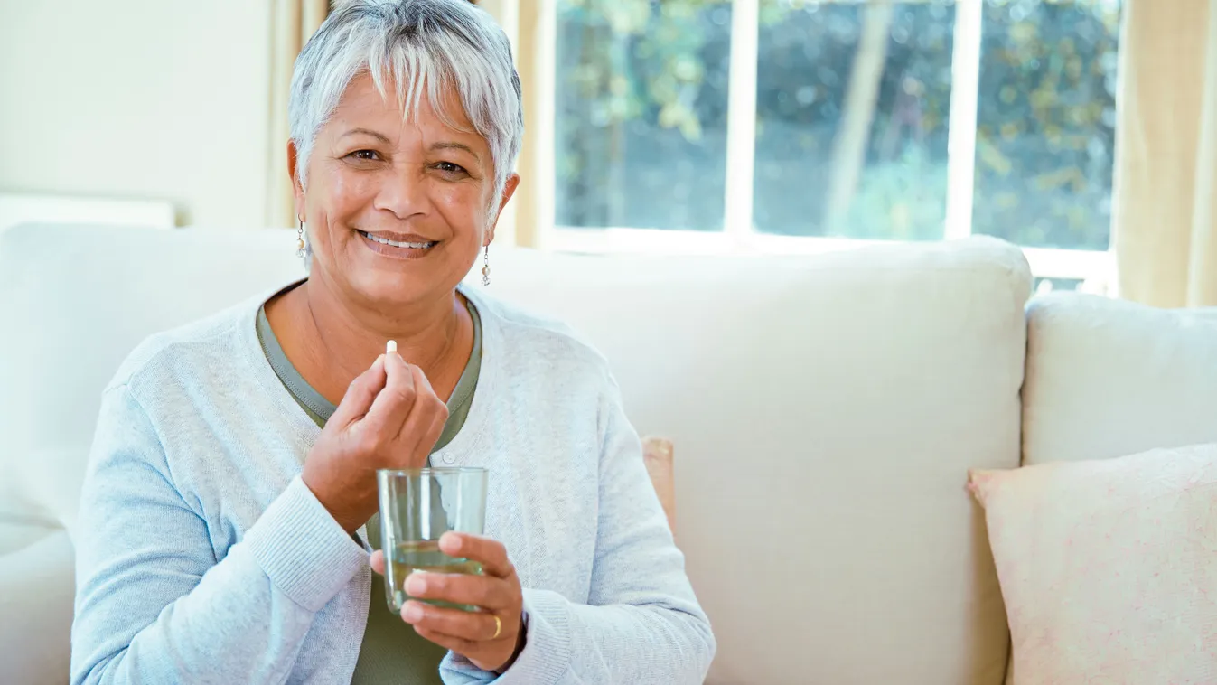 Idős nő, aki odafigyel a megfelelő vitaminbevitelre