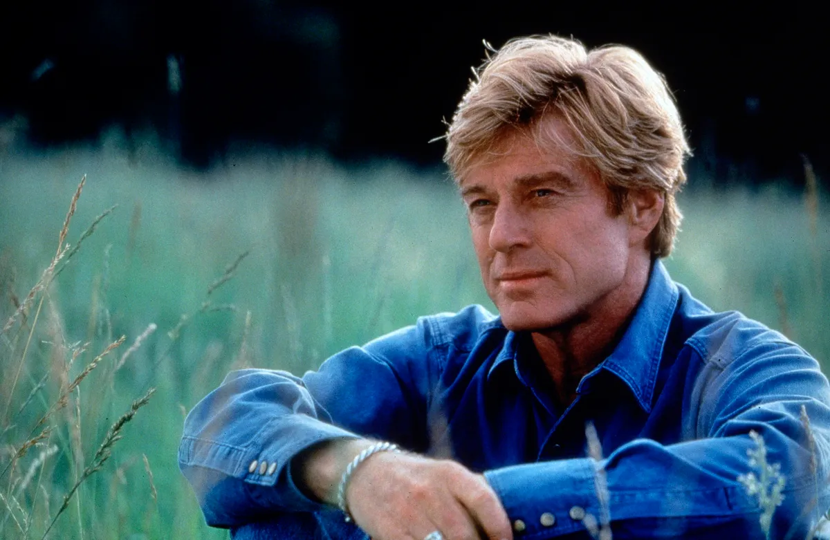 Robert Redford egy mezőn kék ingben egy filmben 