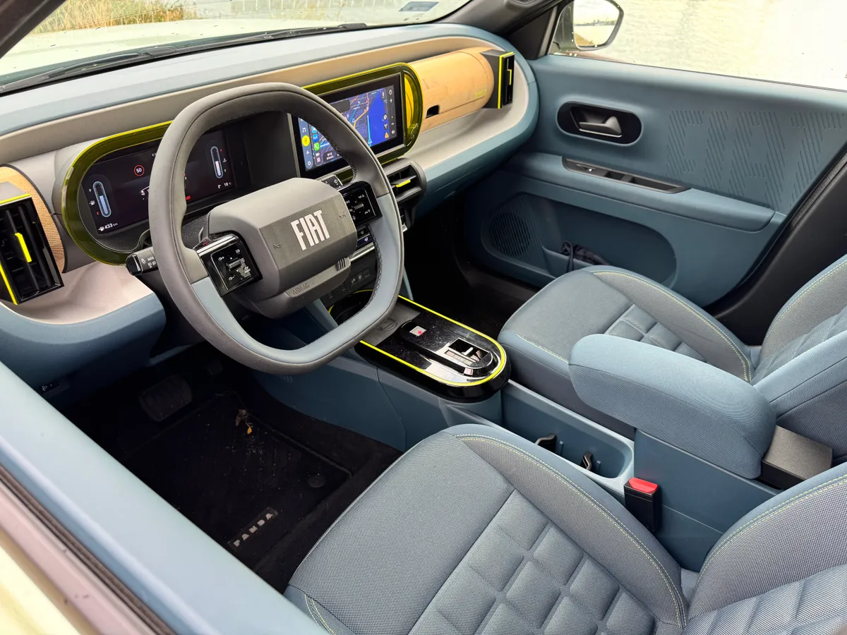 Fiat Grande Panda Hybrid belső tere, a kormány és az ülések közelről fotózva