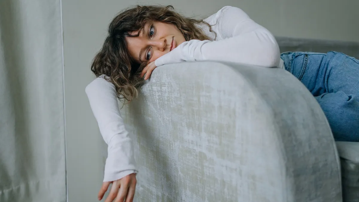 Rájött, hogy férje megcsalja őt, azonban nem akarja összetörni a szerető szívét az igazsággal.