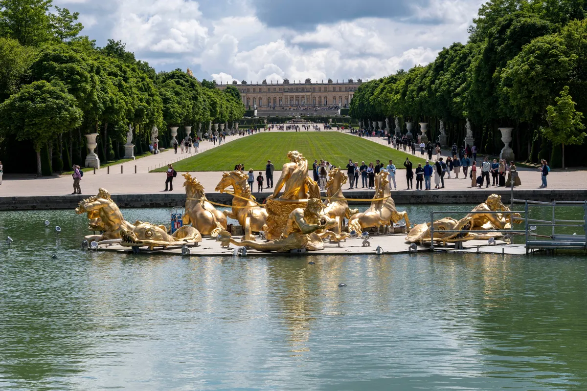 Napkirály, Versailles, kastélypark medencével