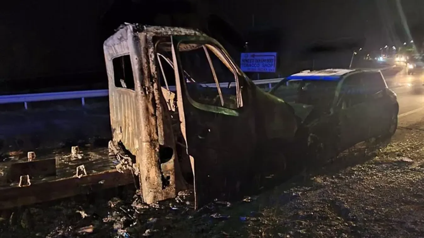 Lángoló autók a 4-es főúton – friss fotók a helyszínről