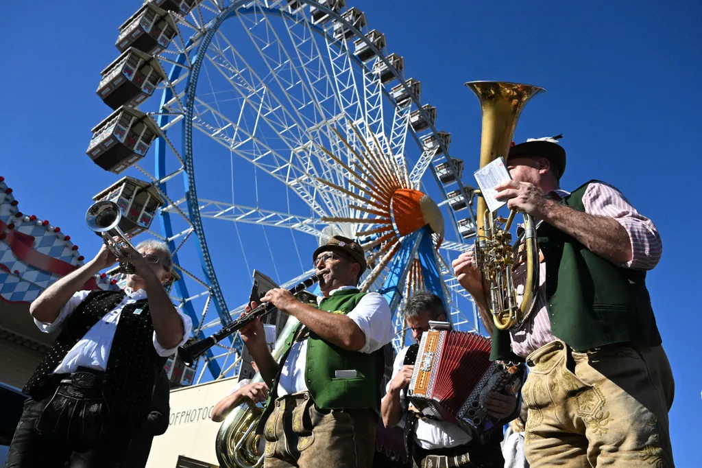 Bajor zene, óriáskerék, és persze sör 2025. octoberfest