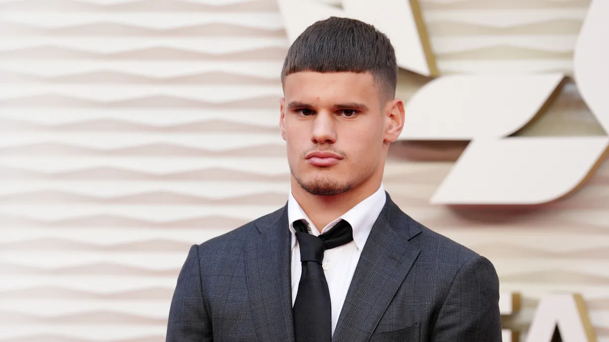 Kerkez Milos zöld, méregdrága kabátja kiverte a szurkolóknál a biztosítékot