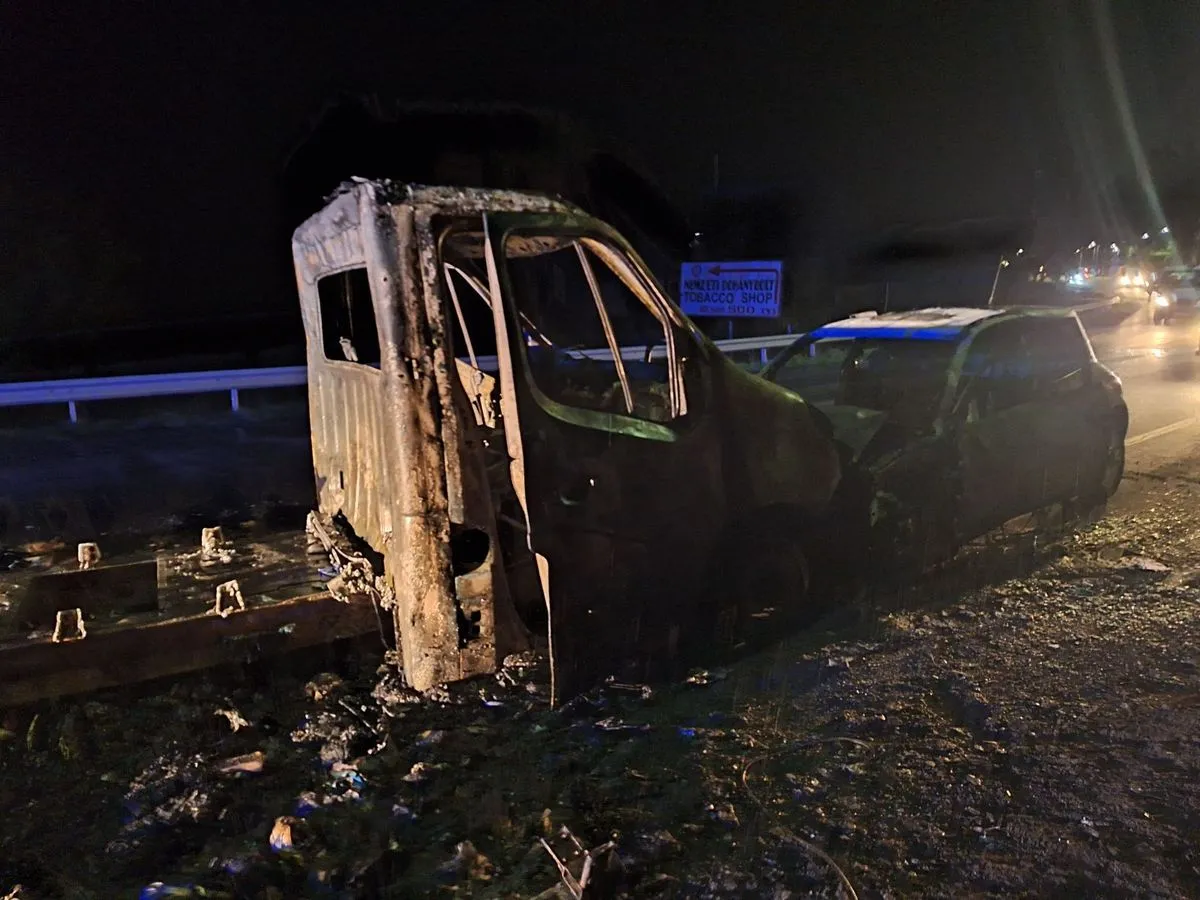  A lángoló roncsok miatt órákig teljesen le kellett zárni a 4-es főút érintett szakaszát.