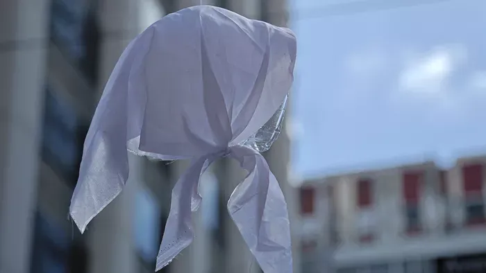 Fehér kendő a béke jelképe