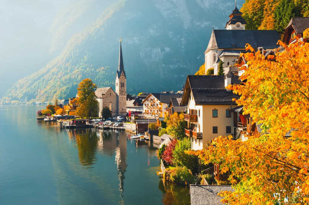 Az ausztriai Hallstatt festői városkája is izgalmas őszi úti cél, hiszen a Világörökségi helyszín nemcsak színes panorámája, de izgalmas őszi programjai - kulináris, zenei események, túrák - miatt is hívogató ilyenkor.