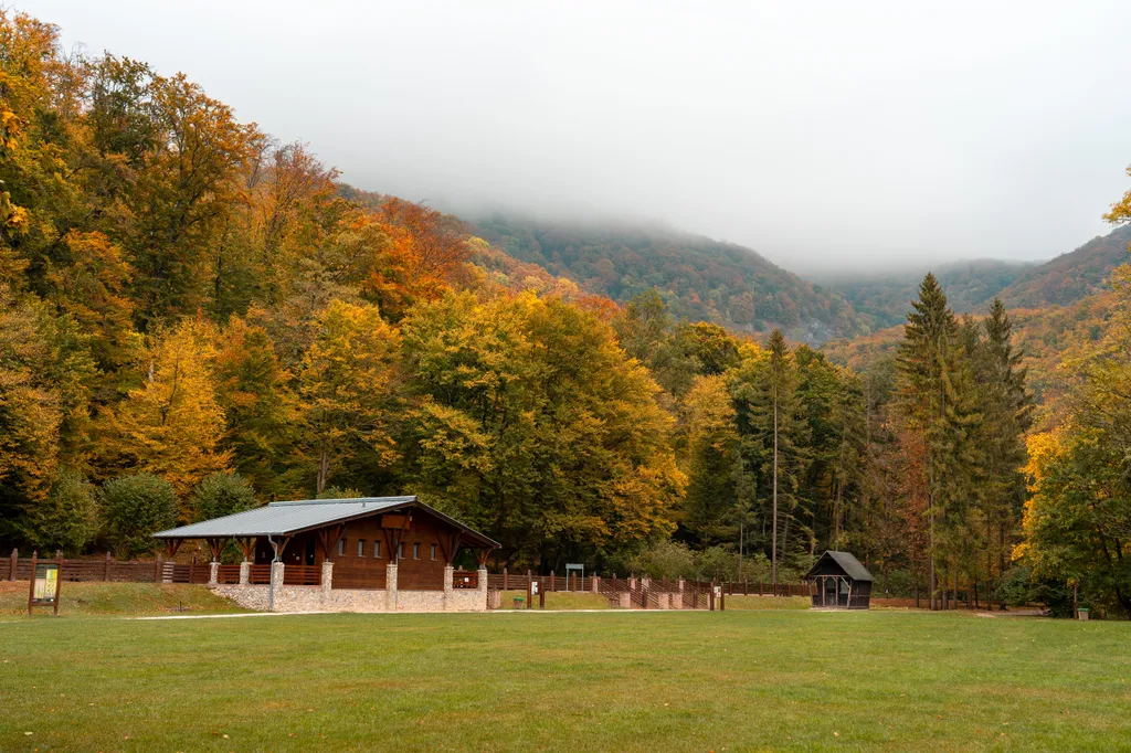 Szalajka-völgy, Szilvásvárad, őszi kirándulás, rét, faház