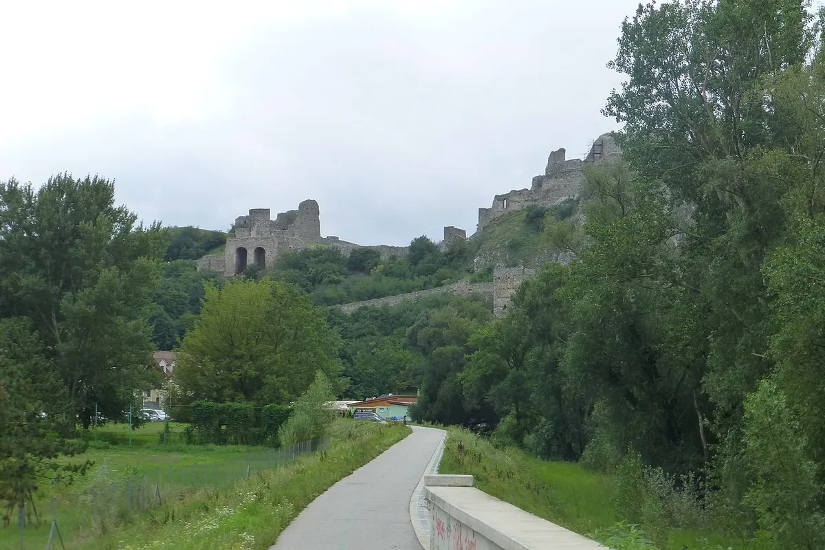Vasfüggöny kerékpáros útvonal, Dévényi vár, Szlovákia, kerékpáros út