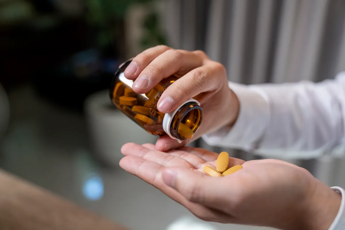 Fiatal felnőtt, aki odafigyel a D-vitamin bevitelére