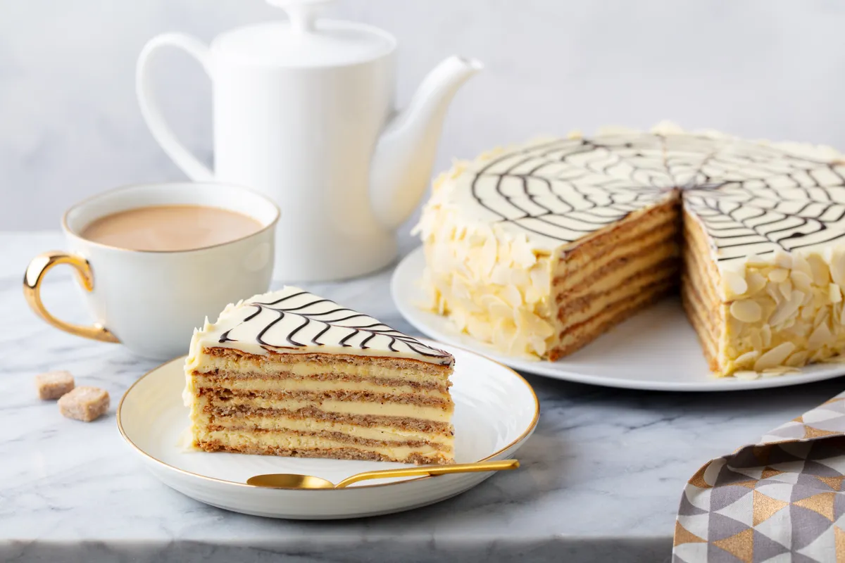 Eszterházy tortaszelet egy tányéron, ami a személyiségteszt szerint az édesszájúak egyik kedvence