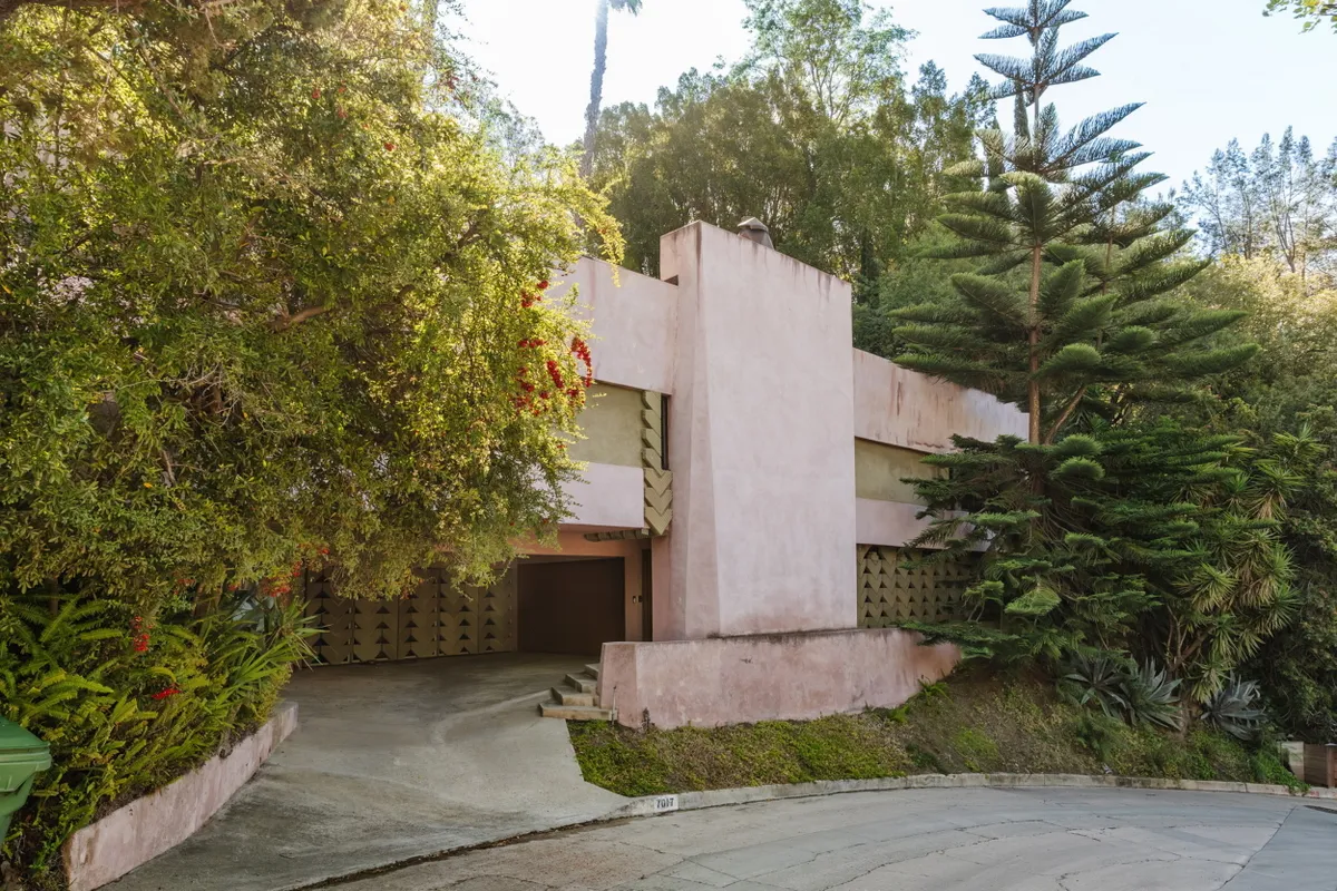 A Lloyd Wright tervezte épület szinte észrevétlenül illeszkedik a tájba (Fotó: Neue Focus / SWNS)