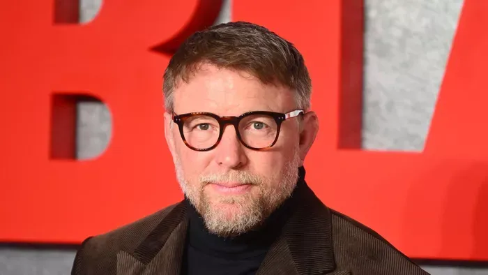 Guy Ritchie, a véres humor királya ma ünnepli születésnapját
