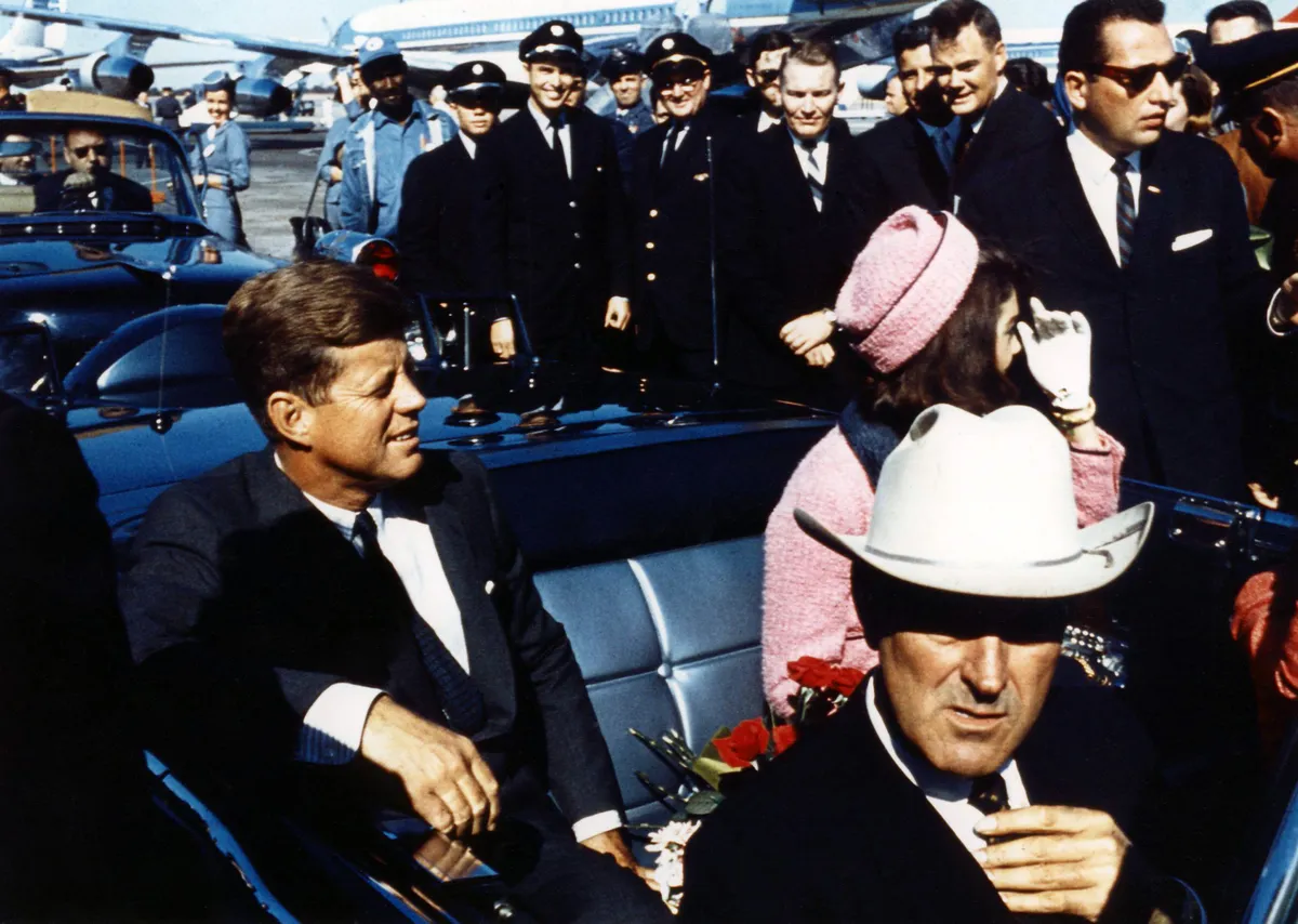 John F. Kennedy elnök a Kennedy-gyilkosságként elhíresült merénylet előtt egy autóban ülve