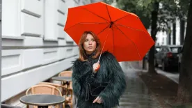 Őszi stílustippek az esős napokra: így öltözködj, hogy a legborúsabb időben is divatosan mutass