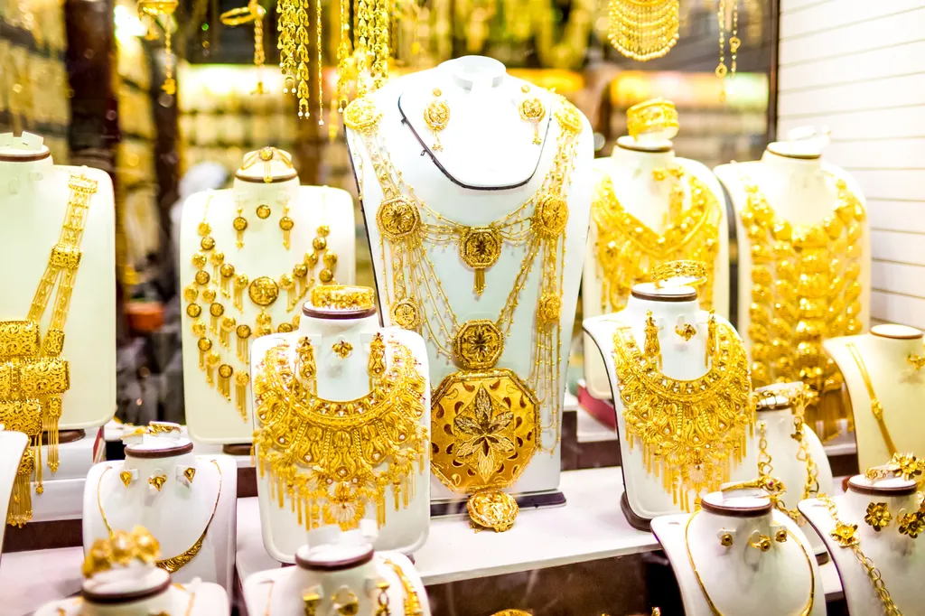 A dubaji bazár, a souk portékákra oszlik, mind közül talán az aranybazár a leghíresebb de van itt fűszerpiac, textil piac és nagy piac is.