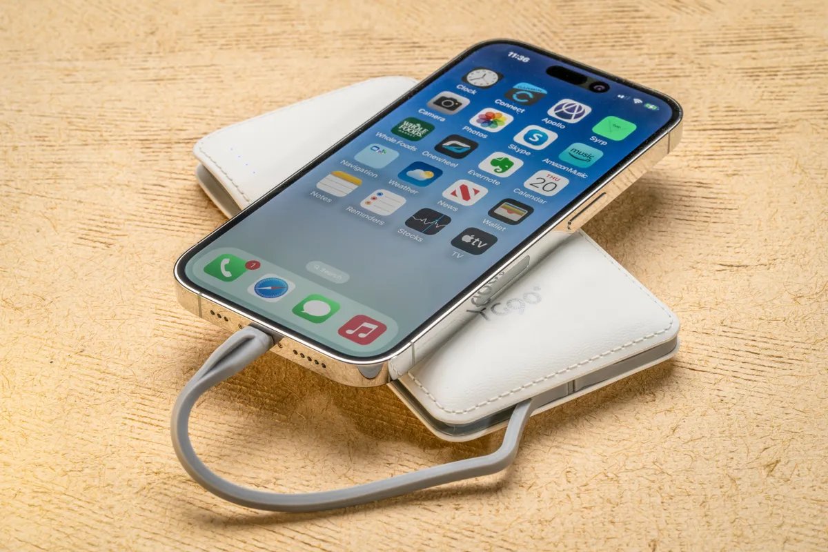 mobiltelefon power bankra csatlakoztatva
