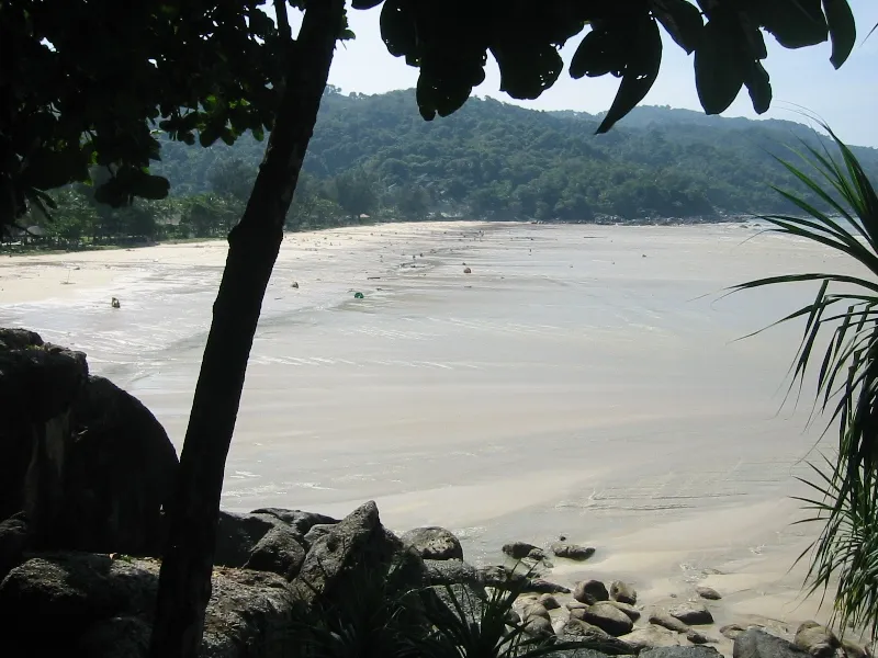 szökőár, 2004-es indiai-óceáni cunami, víz visszahúzódása a phuketi strandon