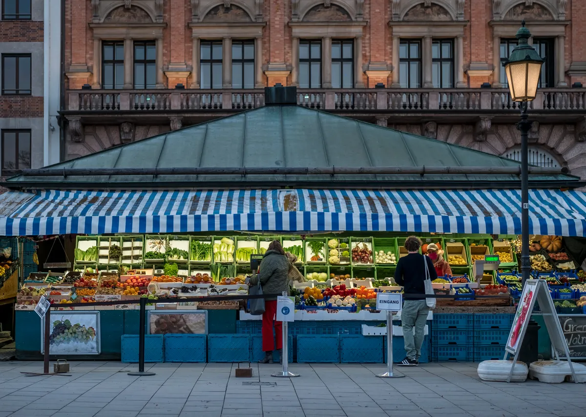 A Viktualienmarkt egyik zöldségesstandja Münchenben