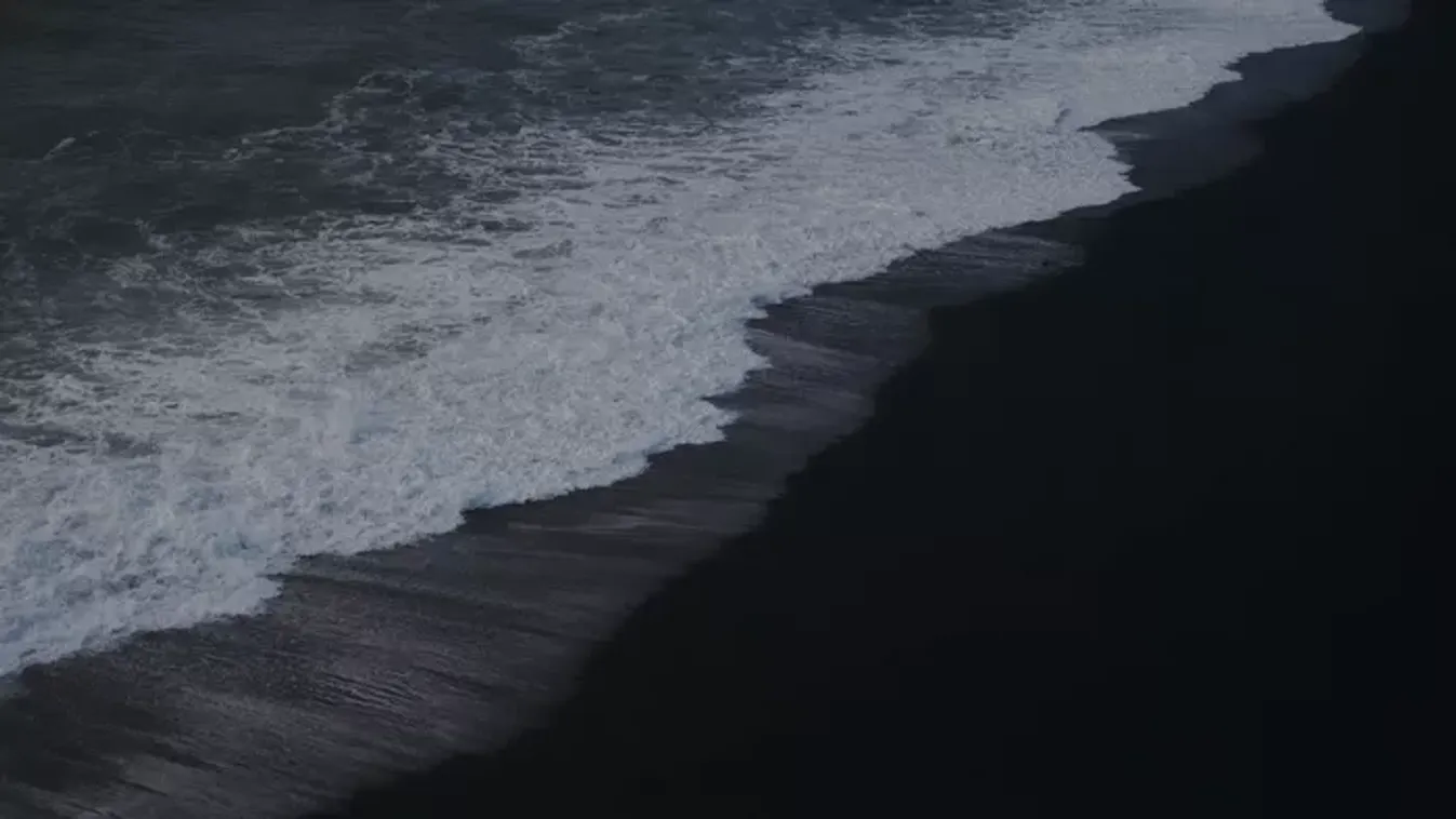 Sokk: rejtélyes, hatalmas tetem jelent meg a népszerű strandon