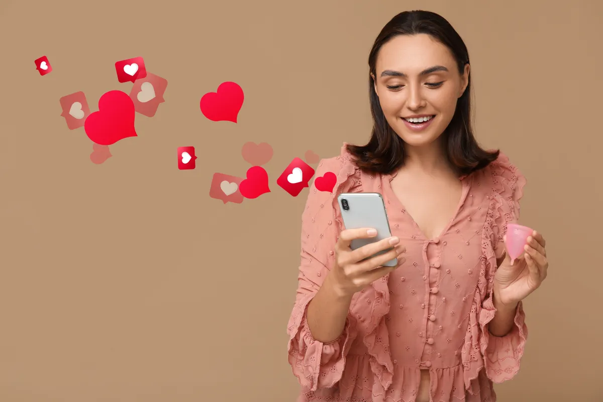 Egy nő telefonnal a kezében online ismerkedik és így szerezne párkapcsolatot. 