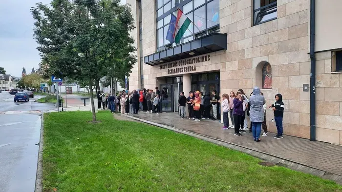 Evakuálták a nyíregyházi iskolát, menekültek a diákok