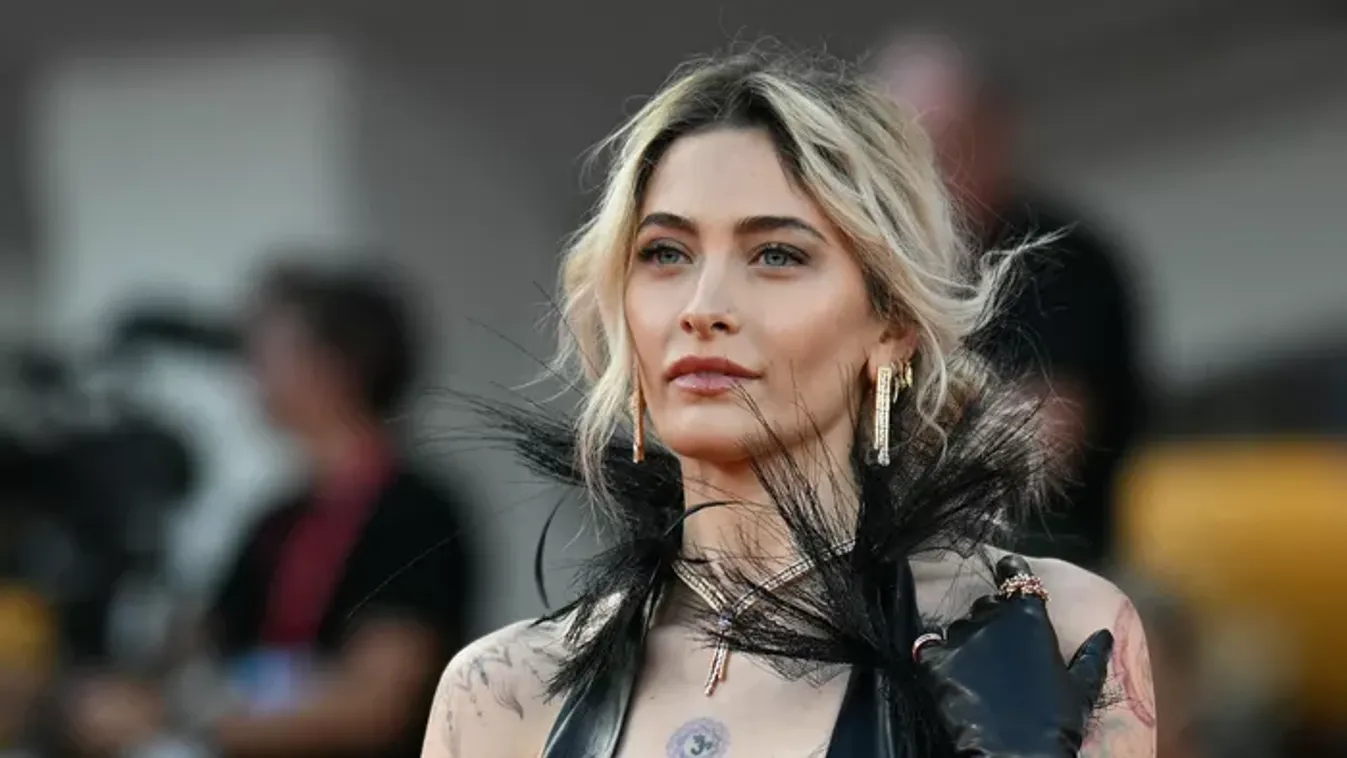 Bevállalós fotók, mindenki láthatta Michael Jackson lányának mellbimbóit