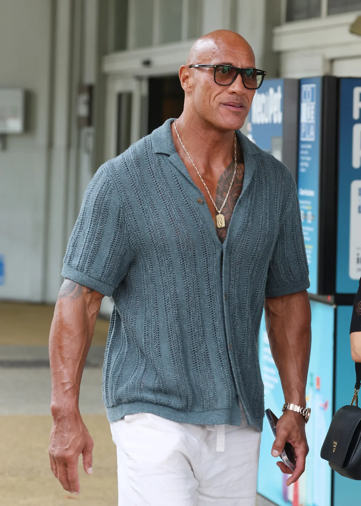 Dwayne Johnson et Emily Blunt arrivent à l'aéroport lors du 82ème Festival International du Film de Venise (Mostra)