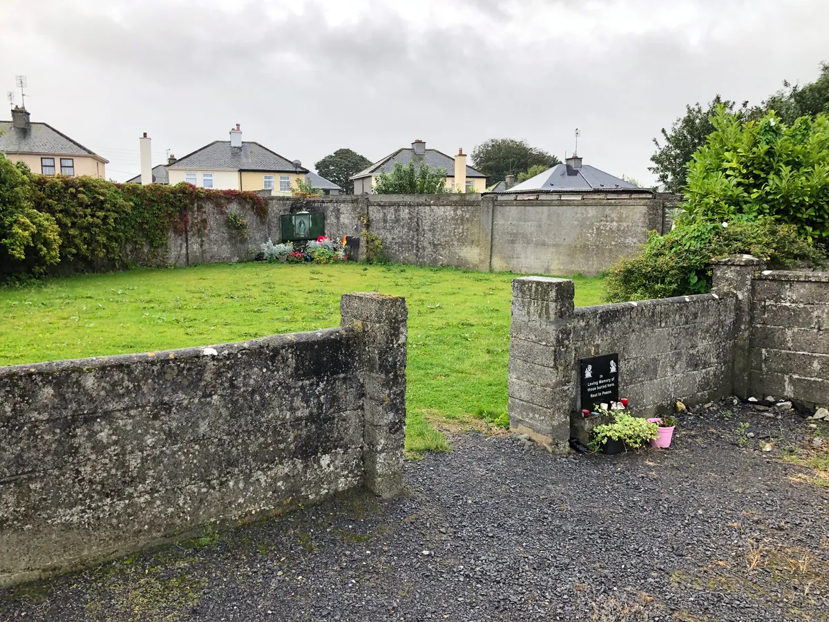 Magdolna mosodák, a tuami (Galway) anya- és gyermekotthon tömegsírja