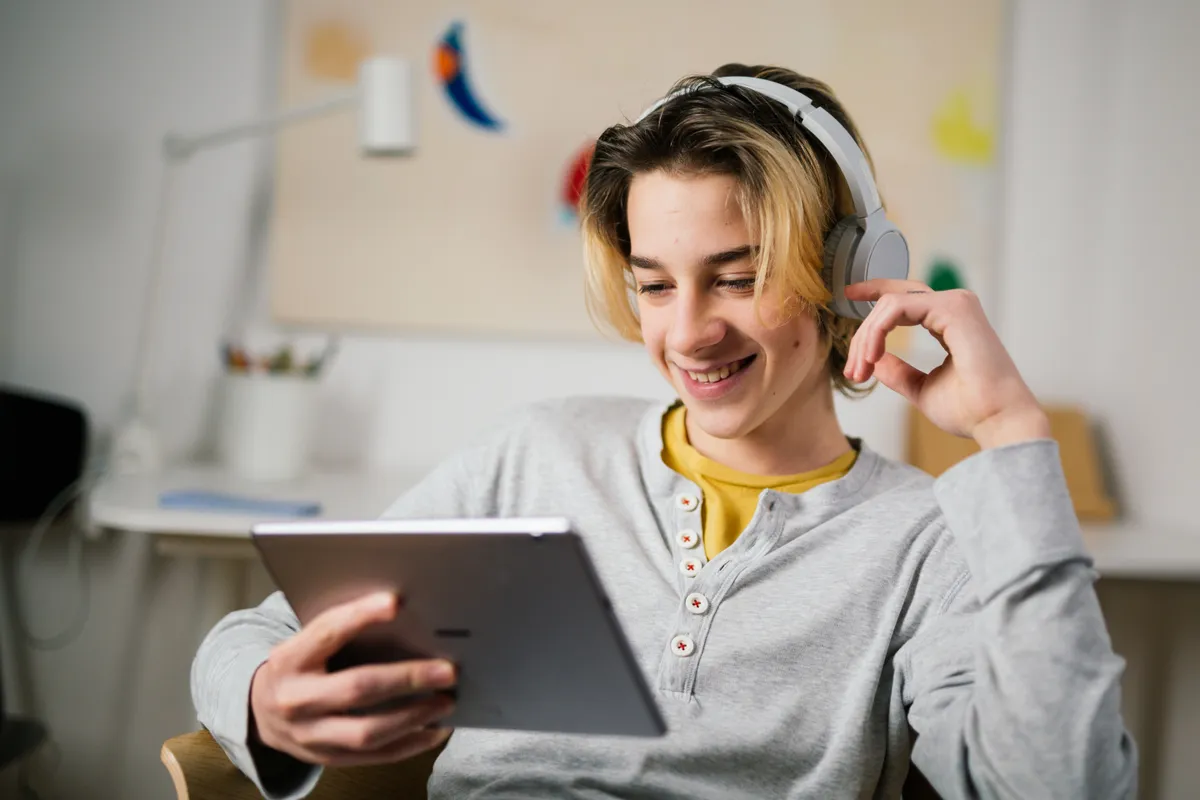 Szívbetegség kockázatának kitett tinédzser fiú egy tablet képernyője előtt
