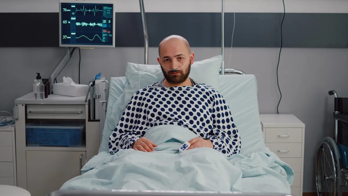 Kórházi ágyon fekvő férfi, akinek az agyában férgeket találtak