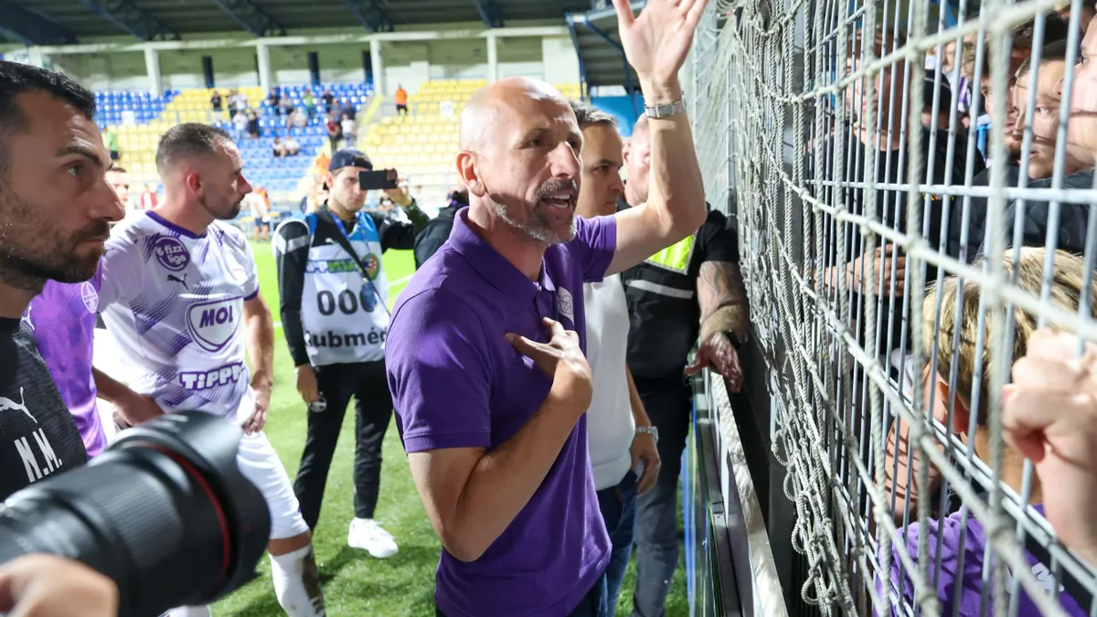 A Kazincbarcika elleni kudarc után az Újpest edzője, Damir Krznar és az egész csapata szembenézett a szurkolókkal.