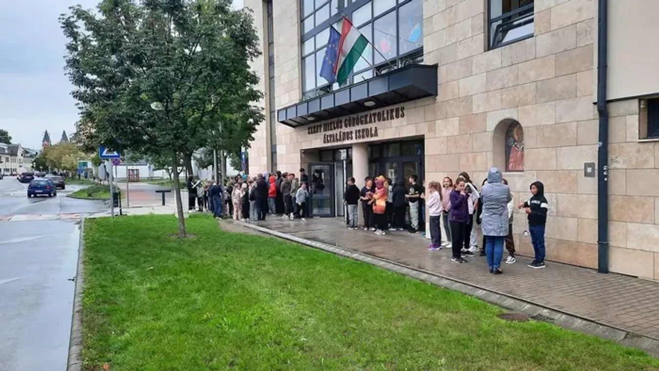 Evakuáltak egy nyíregyházi iskolát, menekülniük kellett a diákoknak - Fotó